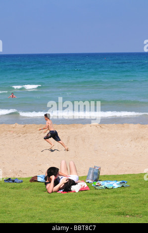 Israël Haifa Carmel Beach israéliens aller à la plage sur une chaude journée ensoleillée Banque D'Images