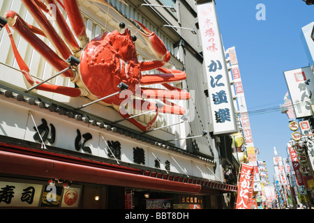 Signe du crabe géant à l'entrée du restaurant Kanidoraku au Japon Banque D'Images