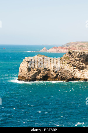 Le littoral ouest de l'Algarve, caractérisé par des affleurements de falaises escarpées Banque D'Images