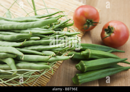 Gombo, tomates et haricots verts allongé sur mat Banque D'Images