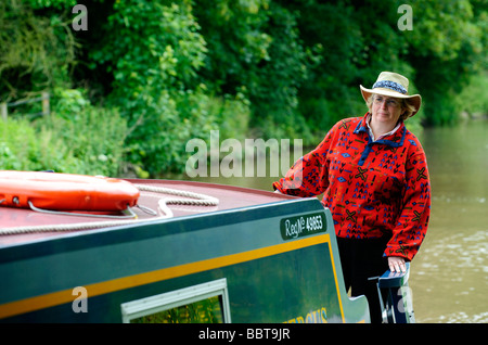 L'équipage d'une péniche négocier une des portes à Tyrley écluses sur le canal de Shropshire Union Banque D'Images