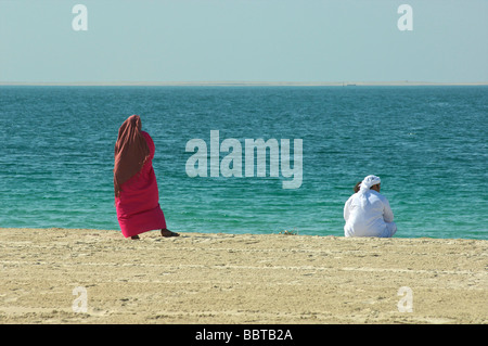 Couple arabe de Dubaï sur Jumeirah Beach Banque D'Images