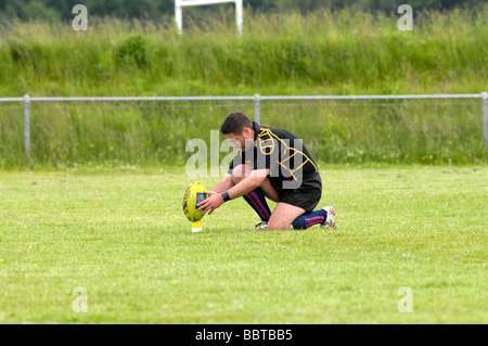 Joueur de rugby ball lieux soigneusement avant de tenter une conversion Banque D'Images