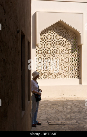 Dubai Bastakiya un touriste en visite la vieille ville arabe Banque D'Images