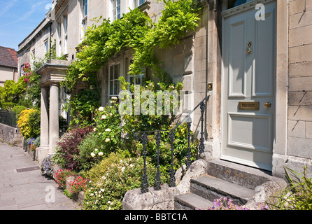 Vieille ville maisons et jardins avant à Bradford on Avon UK Banque D'Images