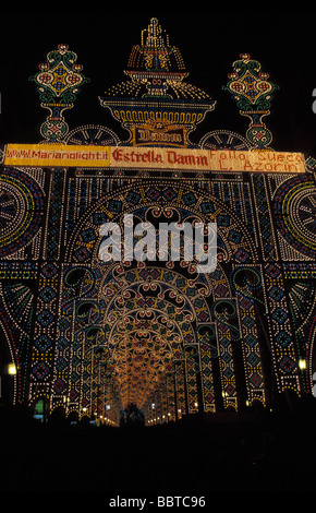 Une rue de valence allumé pendant le festival de Las Fallas à Saint Josephs Jour Banque D'Images