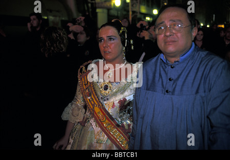 Valencia la Reina et l'hermano mayor regardant l'incendie des ninots pendant le festival de Las Fallas Banque D'Images