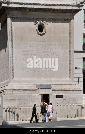 Les visiteurs à l'entrée du Memorial Monument colonne pour le Grand Incendie de Londres vu après des travaux de rénovation en 2009 Banque D'Images