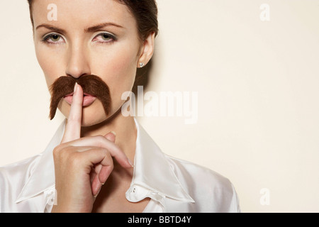Portrait de femme portant moustache Banque D'Images