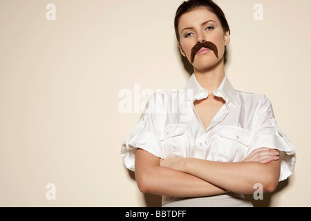 Portrait de femme portant moustache Banque D'Images