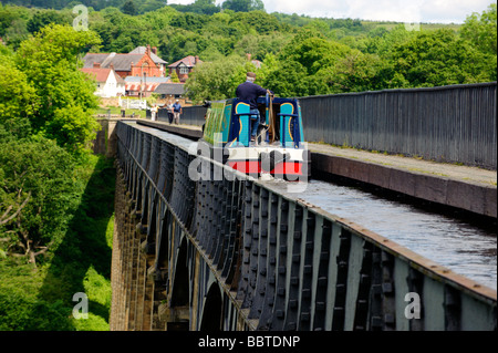 Barge du déplacement sur pont-canal de Pontcysyllte sur le canal de Llangollen Banque D'Images