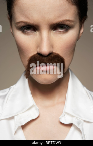 Portrait de femme portant moustache Banque D'Images