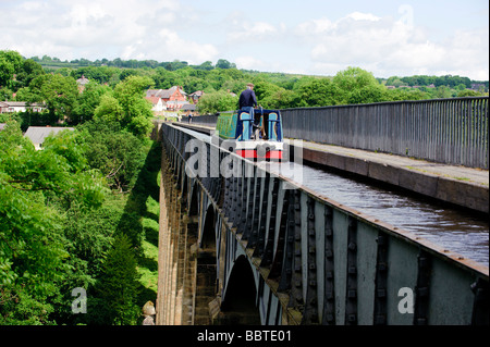 Barge du déplacement sur pont-canal de Pontcysyllte sur le canal de Llangollen Banque D'Images