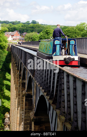 Barge du déplacement sur pont-canal de Pontcysyllte sur le canal de Llangollen Banque D'Images