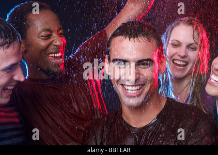Groupe d'amis la danse de la pluie Banque D'Images