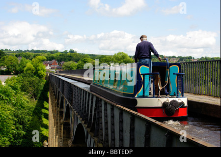 Barge du déplacement sur pont-canal de Pontcysyllte sur le canal de Llangollen Banque D'Images