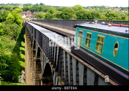 Barge du déplacement sur pont-canal de Pontcysyllte sur le canal de Llangollen Banque D'Images