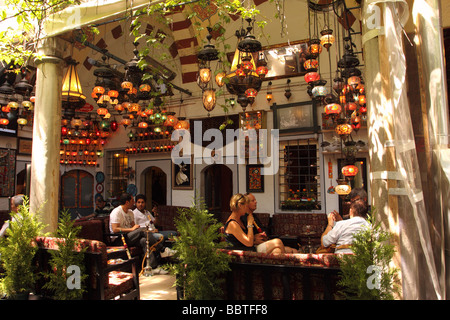 Istanbul Turquie café turc avec narguilé les conduites d'eau et lumières colorées dans la zone de la ville de Beyazit Banque D'Images