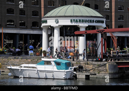 Café Starbucks à St Katharine Docks Londres noms bateau retiré numériquement Banque D'Images