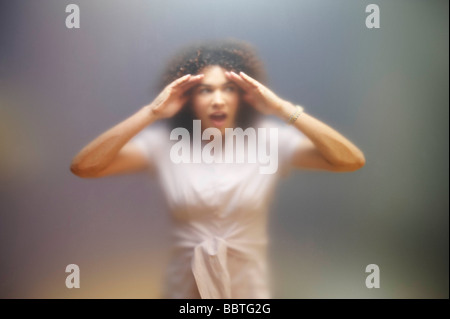 Femme à travers l'écran dépoli Banque D'Images