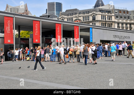 Visiteurs queuing à tour de Londres billetteries Banque D'Images