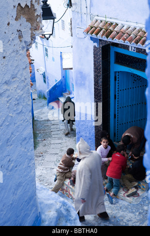 Enfants jouant dans la rue, Chefchaouen, Maroc, Afrique du Nord Banque D'Images