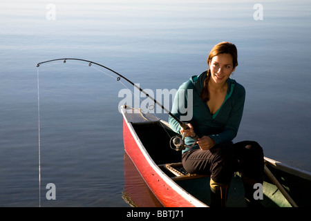 Femme de pêche canoe Banque D'Images