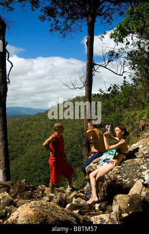 Les randonneurs en appui sur la façon d'Agua Fria Cascade Chapada dos Veadeiros Veadeiros Tableland Goias Brésil Banque D'Images