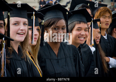 L'obtention du diplôme grad blanc noir africain hispanique latino asian filipino american teenager teen Banque D'Images