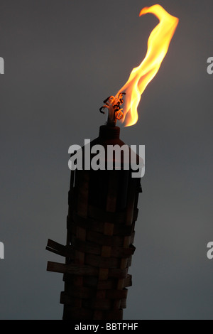 Lampe Tiki allumé en Antilles néerlandaises Bonaire Banque D'Images