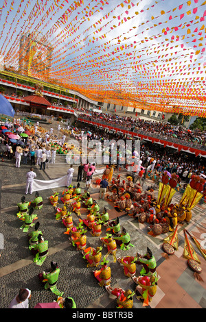 Les gens défilent dans la Basilique de Santo Niño de sinulog Banque D'Images