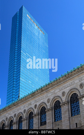 Détails de construction de la Bibliothèque publique de Boston bulding, avec le nouveau John Hancock Tower derrière, Boston, Massachusetts, USA Banque D'Images