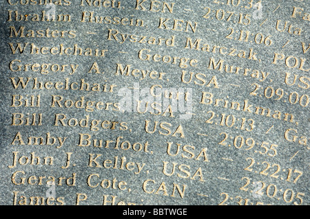 Plaque de granit sur Copley Square montrant les noms gravés tous les lauréats du Marathon de Boston, Boston, États-Unis Banque D'Images