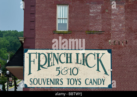 Enseigne peinte sur le côté du bâtiment en brique Indiana French Lick Banque D'Images