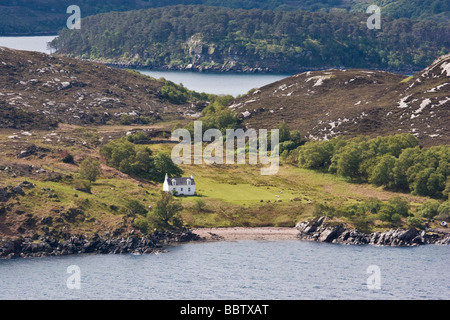 Croft House à distance sur les rives du Loch Torridon Banque D'Images