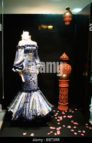 Shopvwindow affichage robe flamenco moderne à Séville Andalousie Espagne Banque D'Images