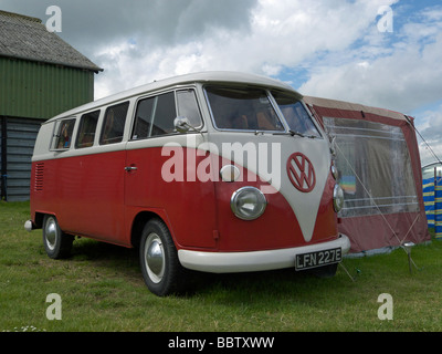 Un écran partagé 1967 VW camper van avec auvent attaché. Stiffkey, Norfolk, Angleterre. Banque D'Images