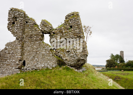 Un juste équilibre : Clonmacnoise ruine du château avec tour ronde. Quelques fragments tordus de la maçonnerie en pierre au sommet d'une butte Banque D'Images