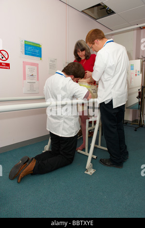 Femme à l'hôpital ayant une jambe artificielle montée par prothésiste Banque D'Images