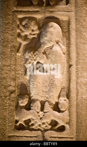 L'allégement des dvd. Joueur de flûte -- Détail de la croix des Ecritures. Clonmacnoise, Offaly, Irlande Banque D'Images