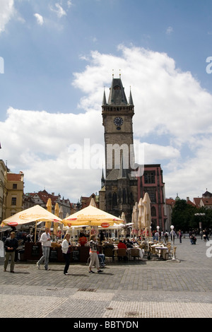 Le Clocher de l'horloge dans Praha 1, Prague, République tchèque, avec un espace extérieur d'un restaurant donnant sur la place. Banque D'Images