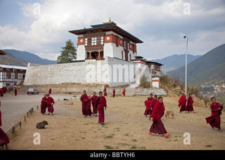 Jeunes moines en habit rouge Thimphu, Bhoutan monastère Banque D'Images