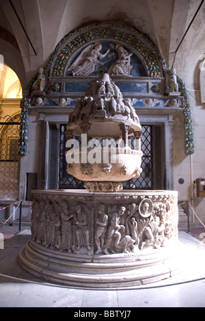 Le 12e siècle font baptismal dans la basilique San Frediano Lucca, montrant l'histoire de Moïse Banque D'Images