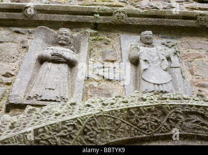 Saint François et la cathédrale Saint Patrick à Clonmacnoise. Deux figures sculptées de ces fameux saints sculptés au-dessus d'un cadre de porte. Banque D'Images