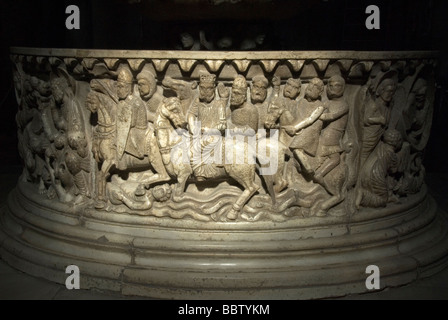 L'allégement de basse autour de la 12e siècle font baptismal dans la basilique San Frediano Lucca, montrant l'histoire de Moïse Banque D'Images