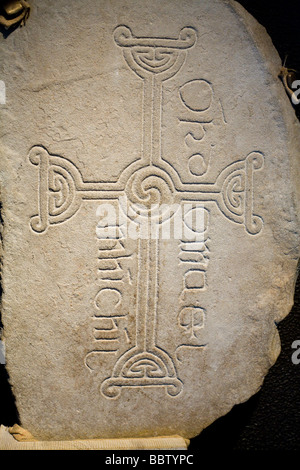 Tombe de Clonmacnoise sculpté de la dalle. Le travail de pierre détaillée début dalle grave des marqueurs à Clonmacnoise. Banque D'Images