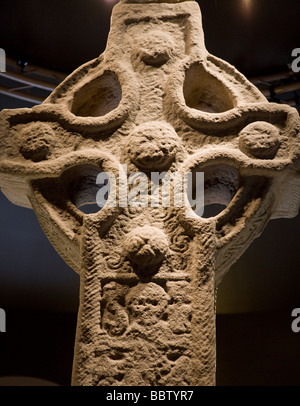 Croix du Sud de Clonmacnoise face est original. Croix du Sud, une simple croix celtique du 9e siècle. Banque D'Images