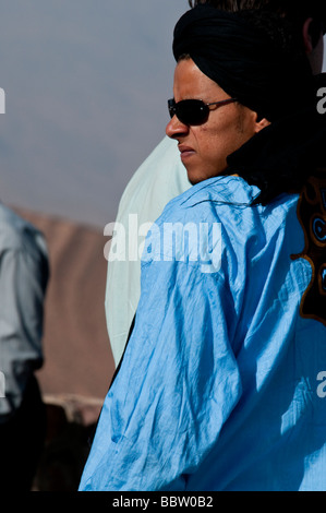 L'homme arabe traditionnelle robe en tête et portant des lunettes de soleil Banque D'Images