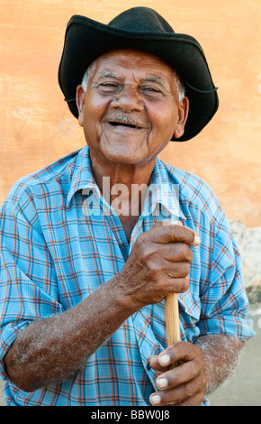 Vieil homme à Trinidad, Cuba, Caraïbes Banque D'Images