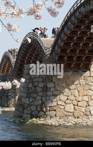 Plus célèbre pont voûté traditionnel classique au Japon est le Kintai Bridge, ou Kintaikyo, en traversant la rivière Nishiki Iwakuni Banque D'Images